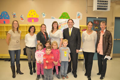 Photo Simon DessureaultLe maire de Bois-des-Filion, Paul Larocque et des lves de lcole Le Rucher taient entours de Chrystelle Auger, de la Maison de la famille, de Marie-Michle Moffatt, du Service des loisirs de Bois-des-Filion, de Jenny Vandal, intervenante en psychomotricit pour le Regroupement, de Marjolaines Gascon, coordonnatrice, de Sylvie Rnier, directrice adjointe de lcole Le Rucher et de Roger Barrette, du CSSS Thrse-De Blainville, lors de lannonce de loctroi dargent.