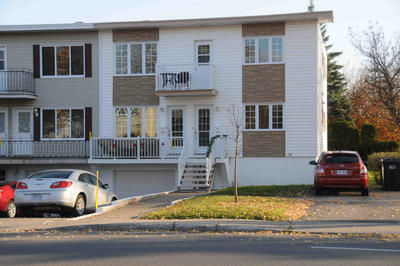 Cette résidence de la Grande-Allée à Boisbriand a été visitée par la Sûreté du Québec et Revenu Québec