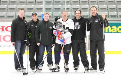 François Léger en compagnie des anciens joueurs de la LNH avec qui il a patiné au centre d'excellence Sports Rousseau.