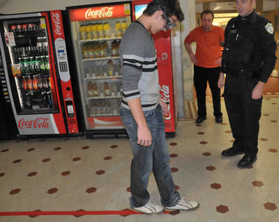 Photo Simon DessureaultSous le regard attentif du policier, cet étudiant a vécu quelques pertes d'équilibre avant de se rendre jusqu'au bout de la ligne rouge.
