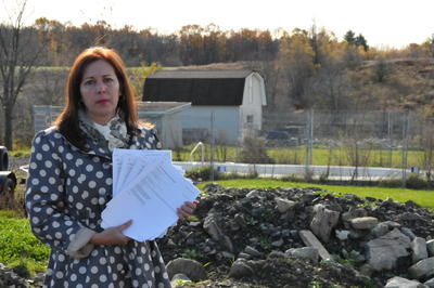 (Photo Josiane Yelle) Nancy Morin à l'emplacement de son ancienne maison. On peut toujours apercevoir sa piscine derrière.