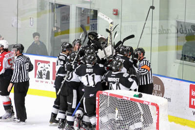 (Photo Sylvain Charest / Écho de la Rive-Nord) Les joueurs de l'Armada fêtent leur victoire en prolongation contre les Voltigeurs de Drummondville dimanche dernier.