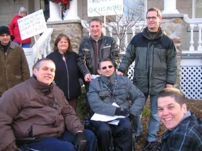 Photo collaboration spécialeLe but du rassemblement était de protester contre l inaction de la Ville de Sainte-Thérèse dans l accessibilité des personnes handicapées.