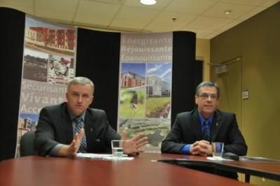 (Photo Simon Dessureault) Le maire de Blainville, François Cantin, et Guy Frigon, le président de la Société hippique et conseiller municipal, travaillent présentement à compléter les documents qui vont officialiser le transfert du Parc équestre au patrimoine collectifs de Blainville.