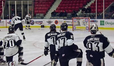 (Photo François-David Rouleau) Le grand défenseur Nikita Kolesnikovs tente de toucher les quatre cibles en autant de lancers pour égaler la performance de son capitaine Xavier Ouellet.