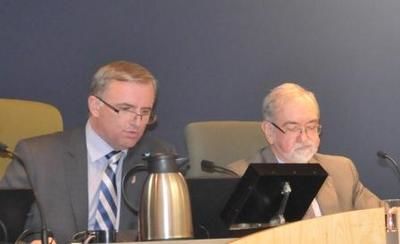 Photo Simon Dessureault Le maire de Blainville, François Cantin, et le greffier Claude Bertrand ont dit que c est la première fois à leur connaissance qu une pareille situation se produit à Blainville.