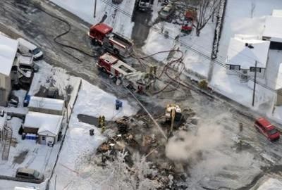 Un incendie a ravagé un duplex au 350 Blainville Est,  à Sainte-Thérèse. L'immeuble est une perte totale. Les pompiers ont procédé à la démolition de ce dernier après que le feu ait été maîtrisé, le vendredi 3 mars 2011. Maxime Landry/TVA Nouvelles