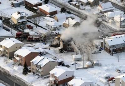 Un incendie a ravagé un duplex au 350 Blainville Est,  à Sainte-Thérèse. L'immeuble est une perte totale. Les pompiers ont procédé à la démolition de ce dernier après que le feu ait été maîtrisé, le vendredi 3 mars 2011. Maxime Landry/TVA Nouvelles