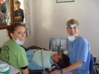 (Photo collaboration spéciale)La dentiste Marie-Claude Desjardins et l hygiéniste Amélie Marceau se rappelleront toute leur vie de cette expérience de travail en Uruguay.
