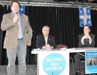 (Photo Simon Dessureault)Daniel Ratthé (Blainville) et Benoit Charrette (Deux-Montagnes) étaient également présent à cette conférence pour écouter Bernard Drainville.