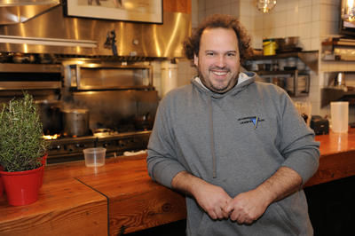 Martin Picard est le chef renommé de la Cabane à sucre et du restaurant Au pied de cochon et animateur de l'émission <I>Martin sur la route</I>.