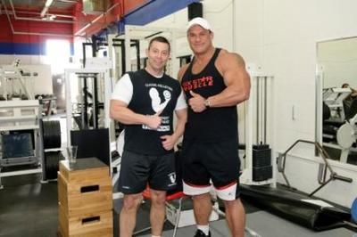Oscar Dexter soulève près de 600 livres en développé couché ( bench press ). Sur la photo l'athlète est accompagné de Claude Pelletier, propriétaire de Gym entraînement performance de Boisbriand.