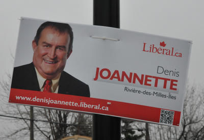 Pancarte du candidat libéral Denis Joannette à Boisbriand, le 11 avril 2011. L'affiche contient une erreur de français dans le nom de la circonscription Rivière-des-Mille-Îles Josiane Yelle/L'Écho de la Rive-Nord/Agence QMi