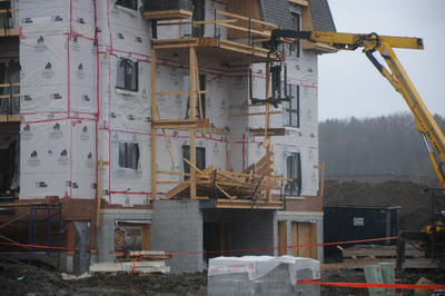 La structure du balcon a cédé pour tomber sur l'étage inférieur entraînant quatre travailleurs avec elle.