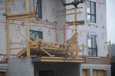La structure du balcon a cédé pour tomber sur l'étage inférieur entraînant quatre travailleurs avec elle.