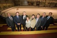 (Photo collaboration spéciale)Claude Gauthier, président de la ligue de hockey Midget AAA du Québec, Donald Audette, gouverneur- directeur-gérant Phénix du Collège Esther-Blondin, Paulin Bordeleau, nouvel entraîneur, Julie Pothier, directrice générale du Collège Esther-Blondin, Jean-Marc Robitaille, maire de Terrebonne, Louis Grenier, président des Complexes sportifs de Terrebonne, Pierre Vachon, directeur des structures intégrées de Hockey Laurentides-Lanaudière et Mario Piacente, président du Conseil d administration des Phénix Midget AAA, lors du dévoilement de la nouvelle.