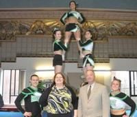 (Photo Simon Dessureault)Catherine Marois-Blanchet, directrice générale de la Fédération de cheerleading du Québec (FCQ), André Biard conseillé municipal de Saint-Eustache avec des jeunes cheerleaders du Club de gymnastique Flex-Art-North Shore Extreme Cheerleading.