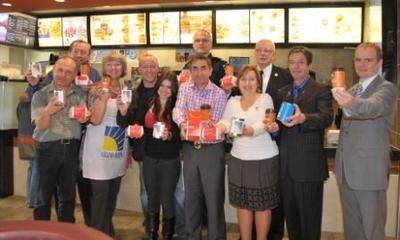 (Photo Simon Dessureault)Albert Lévy, le franchisé McDonald s de la MRC Thérèse-De Blainville, est entouré de ses partenaires dans le cadre du Grand McDon. Lors de cette journée, un dollar sur la vente de sandwich Big Mac, repas joyeux festin et café seront versés à des organismes de bienfaisance pour enfants dans toutes les communautés de la province.