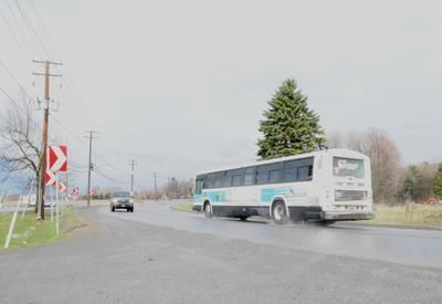 Courbe de la route 335 à Sainte-Anne-des-Plaines, le 28 avril 2011. Le ministère des Transports effectuera des travaux sur celle-ci dès la fin de l'été, mais certains se demandent si c'est pour les bonnes raisons. Josiane Yelle/L'Écho de la Rive-Nord/Agence QMi