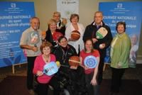 (Photo collaboration spéciale)Dans la rangée du fond (de gauche à droite) : Marcel Lemieux, représentant pickleball, Denise Perreault-Théberge, conseillère municipale, Claire Loiselle, directrice du Service des sports et des loisirs communautaire, Sylvie Surprenant, mairesse, Patrick Morin, conseiller municipal et Danielle Bilodeau, représentante du comité 0-5 ans du consortium jeunesse Thérèse-De Blainville. Dans la première rangée : Louise Barette, représentante pickleball, Paul Desjardins, représentant basketball en fauteuil roulant et Sophie Martin, représentante ultimate frisbee.