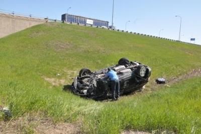 (Photo Simon Dessureault)Un véhicule noir de marque Ford a fait un capotage spectaculaire lors de l accident.