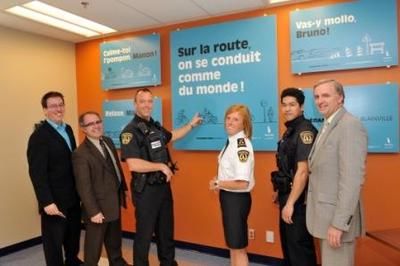 (Photo collaboration spéciale)Des élus municipaux et des représentants du Service de police de Blainville ont présenté les slogans qui seront sur les pancartes de la campagne 2011 de prévention et de sensibilisation sur la vitesse et la signalisation routière.