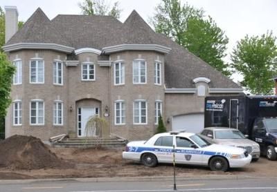 (Photo Simon Dessureault)Plusieurs policiers du Service de police de Blainville sont débarqués au 513 boulevard Fontainebleau jeudi matin afin d y faire une perquisition.