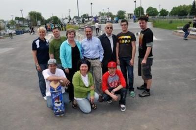 (Photo collaboration spéciale)Claire Loiselle, directrice du Service des sports et des loisirs communautaires, Robert Asselin, directeur général adjoint de la Ville, Sylvie Surprenant, mairesse, Normand Toupin et Patrick Morin, conseiller municipal, Jean-François Lamontagne et Louis-Philippe Gorry, de la Maison de jeunes des Basses-Laurentides. En bas : Éric Mercier, de la boutique Empire, Manon Coursol, directrice de la Maison de jeunes et Sylvain Beauchesne, de la boutique Empire.