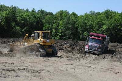L'ancienne carrière de l'homme d'affaires Jean-Guy Mathers à Boisbriand le 10 juin 2011. La Ville de Boisbriand intente une deuxième action afin que la cour interdise les travaux de remblai. Josiane Yelle/L'Écho de la Rive-Nord/Agence QMi