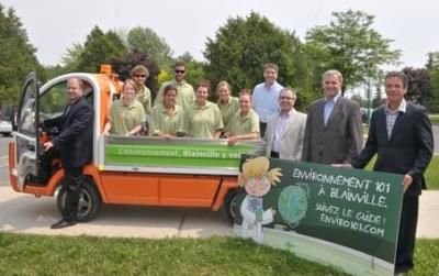 (Photo Simon Dessureault)Les membres de la Brigade verte posent avec le maire de Blainville, François Cantin, des conseillers municipaux et des fonctionnaires de la Ville.