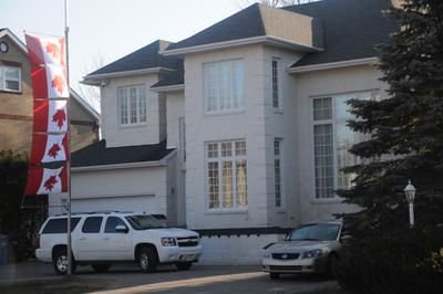 Des enquêteurs des services fiscaux canadiens ont pris une hypothèque légale d une valeur de 1 860 760 $ sur le domicile de Michael Chamas dans la ville de Lorraine. L homme d affaires avait défrayé la manchette en 2008 en raison de ses liens présumés avec le crime organisé autochtone et avec un ministre du cabinet conservateur.DAVE PARENT / HEBDOS / AGENCE QMI