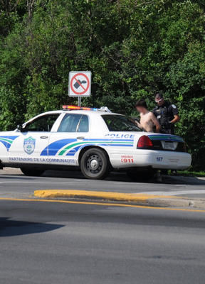 Un de voleurs a été appréhendé alors qu il déambulait torse nu sur le boulevard Labelle à Rosemère.