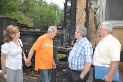 (Photo Simon Dessureault)Florent Gavel et Louis Lamarre, du parti Notre Blainville, constatent les dommages avec le couple résidant au 640 rue Ernest-Bourque.