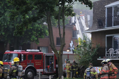 Les flammes ont fait de sérieux dommages au côté droit de l'immeuble.