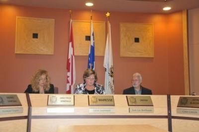 (Photo Simon Dessureault)Chantale Gauvreau, la directrice général de la Ville, Sylvie Surprenant, la mairesse et Jean-Luc Berthiaume, le greffier de la Ville étaient satisfait du rapport du MAMROT.