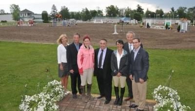 (Photo Simon Dessureault)Hélène Cantin (Caisse Desjardins), Guy Frigon, président du Parc équestre de Blainville et conseiller municipal, la cavalière Laurence Addison, Martial Lalancette (L Oréal), Marie-Claire Savard, entraîneur certifié niveau 3 FEQ / Canada Hippique en équitation classique, François Duffar, président d honneur de la Classique internationale de Blainville et Vincent Auclair député de Vimont, sur le terrain de compétition lors de l annonce.