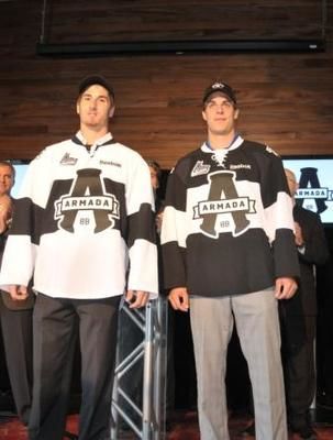 (Photo Simon Dessureault)Joël Bouchard est entouré de Jesse Tanguay et Raphaël Pouliot, deux joueurs de l équipe qui porte fièrement le nouveau chandail.