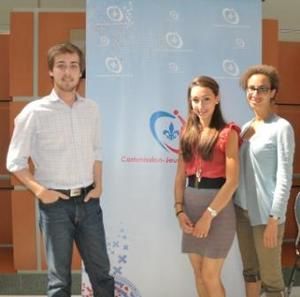 (Photo Simon Dessureault)La présidente de la Commission-Jeunesse du PLQ, Maripier Isabelle (au centre), entouré d Émilie Nicolas, la responsable de la thématique et de Francis Laperrière-Racine, le représentant des jeunes libéraux des Laurentides.