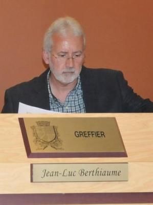 (Photo Simon Dessureault)Le greffier de la Ville de Sainte-Thérèse, Jean-Luc Berthiaume, a été la voix de la Ville pour les explications concernant le rapport du ministère.