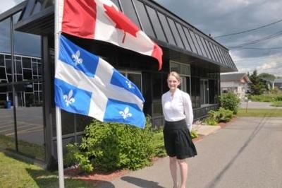 @Signature-photos:Photo Simon DessureaultLes drapeaux québécois et canadiens sont bien en évidence devant le bureau de Charmaine Borg.