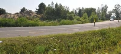 (Photo Simon Dessureault)Le paysage de l intersection Côte-Saint-Louis et de Gatineau est appelé à changer quelque peu. Un écran visuel composé d arbres sera placé devant les montagnes de terre (ci-dessous).
