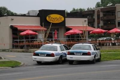 (Photo Cédrick Caron)Les policiers étaient toujours au Pizzédélic tôt au lendemain matin des événements.