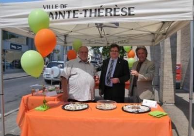 (Photo Simon Dessureault)L événement est organisé par la Ville de concert avec la Chambre de commerce et d industrie Thérèse-de Blainville (CCITB). Louis Lauzon, le maire suppléant de Sainte-Thérèse, René Gauvreau, le député de Groulx et Alain Martineau et le président de la CCITB, invitent les gens à venir déguster des produits locaux.