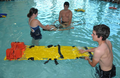 La victime est secourue par les sauveteurs lors de la simulation au Centre récréoaquatique de Blainville.