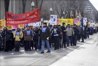 Une manifestation a eu lieu l'hiver dernier en face des bureaux du ministre des Finances du Québec pour réclamer que plus de logements sociaux soient construits.
