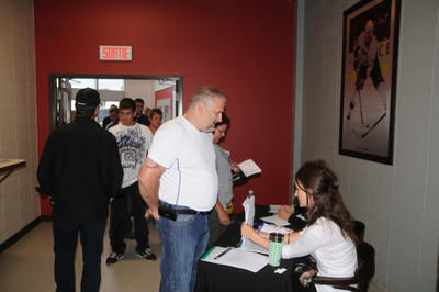 Les amateurs de hockey junior font la file pour se procurer des billets de saison.