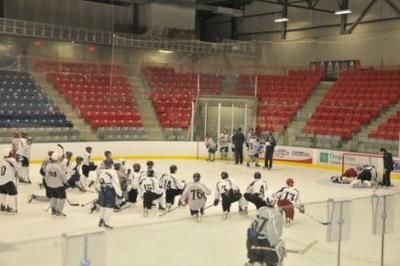 Photo Simon DessureaultLes joueurs invités au camp d entraînement de L Armada étaient très attentif aux conseils des entraîneurs.
