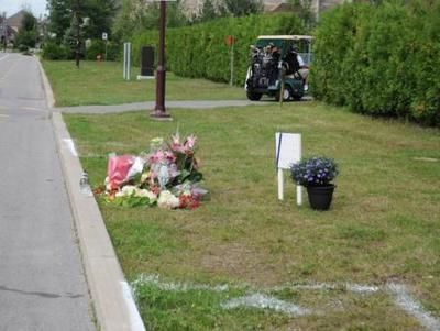 Des gerbes de fleurs ont été déposées sur les lieux du drame par des amis de la victime.