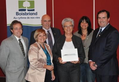 (Photo Josiane Yelle) En raison de sa participation au sondage, Liliane Goulet a remporté un Ipad.