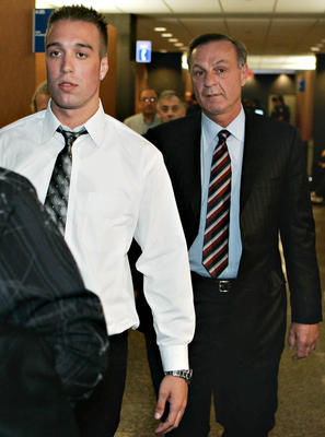 Mark Lafleur en compagnie de son père Guy Lafleur au Palais de justice de Montréal en 2007.